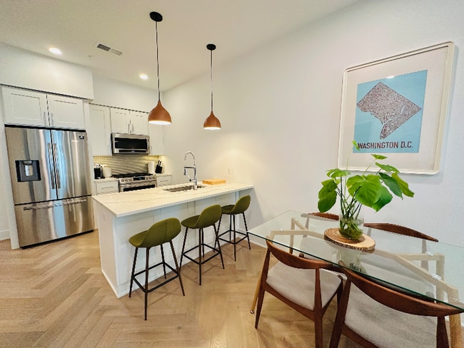 Photo - 838 Varnum St NW Unidad 3