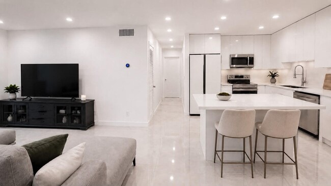 Building Photo - 6249 Bay Club Dr Unit 3