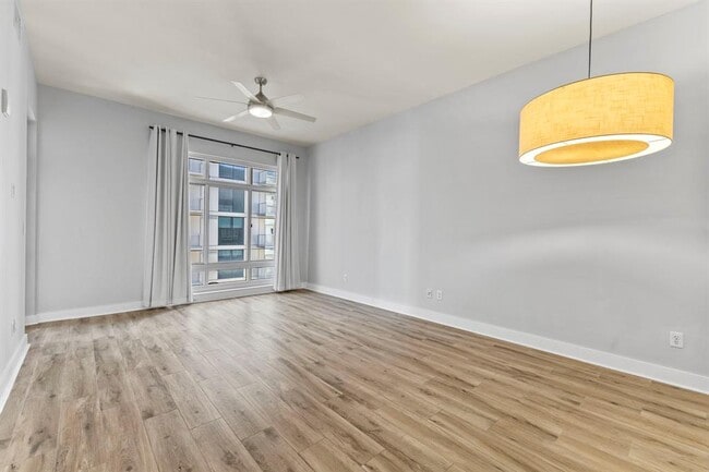 Building Photo - 603 Davis St Unit 2006 Rental