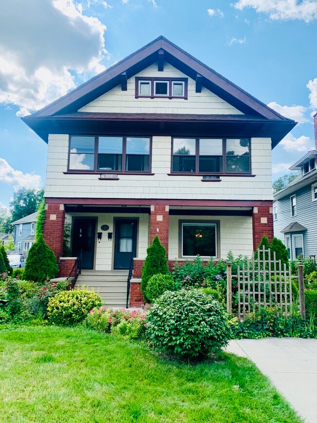 Front of Home - 111 Amherst Dr Unidad 111 Amherst