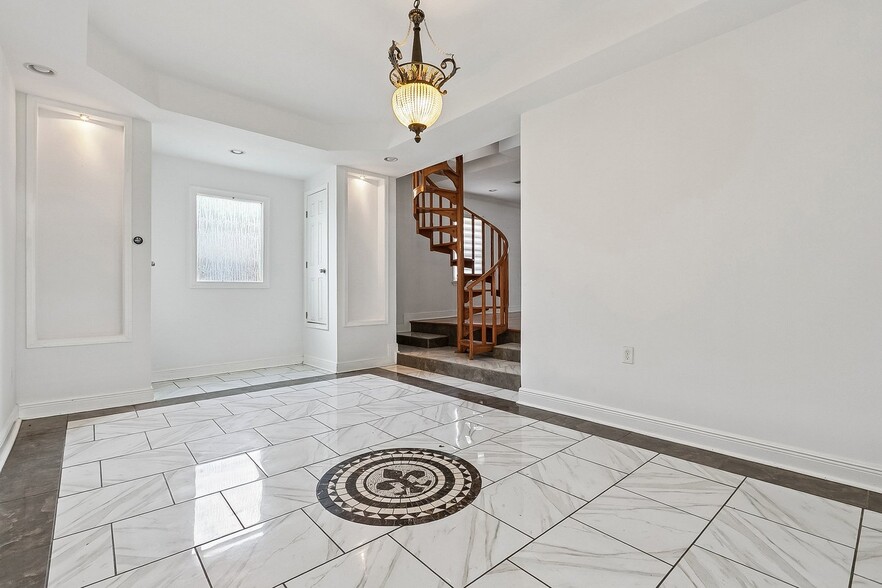 2135 Mirabeau Ave