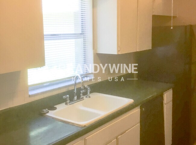 Photo - 1608 Robin Ln
