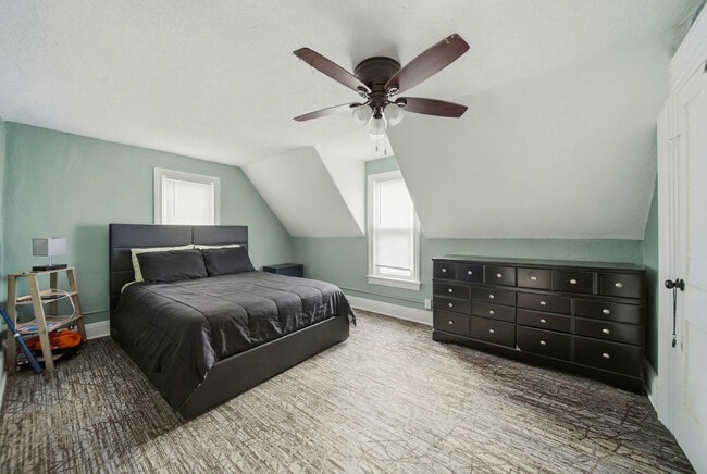 Photo - 412 W 4th St