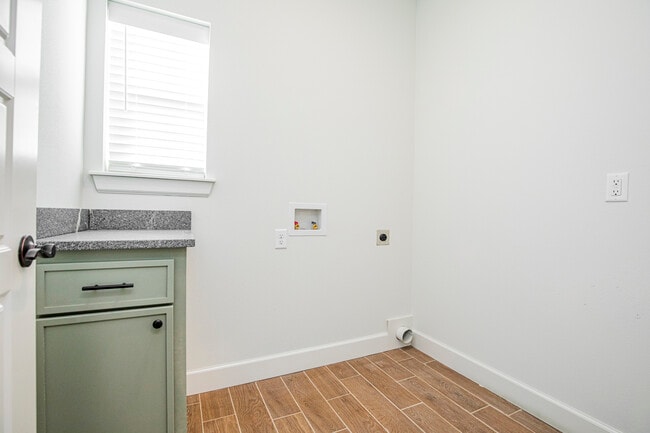Photo - 924 Parker Ln