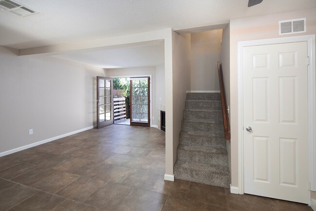 Photo - *OPEN HOUSE: 11/7 11AM-1PM* 3 BR Townhome ...