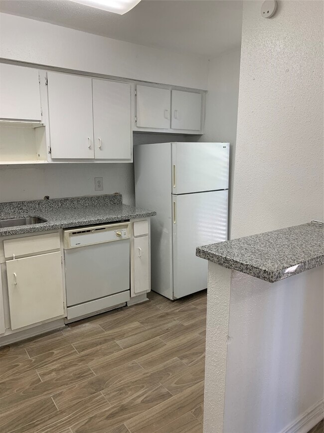 Building Photo - 5625 Antoine Dr Unit 814 Rental