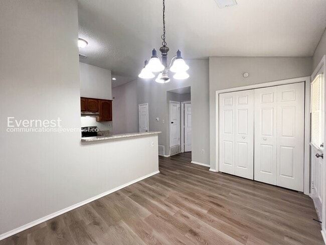 Photo - 1208 W E Ross Pkwy