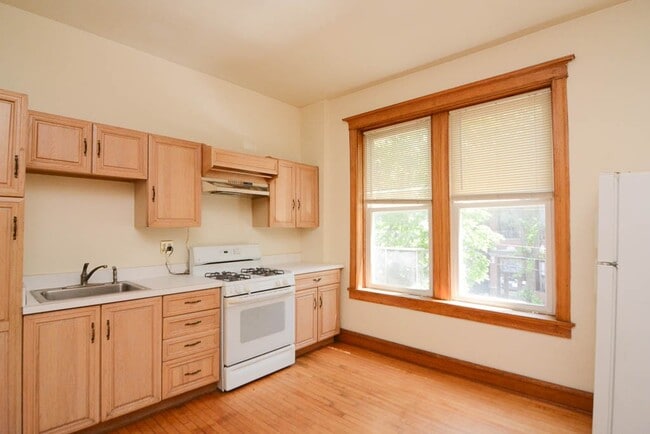 Photo - 852 N Leavitt Unit 3