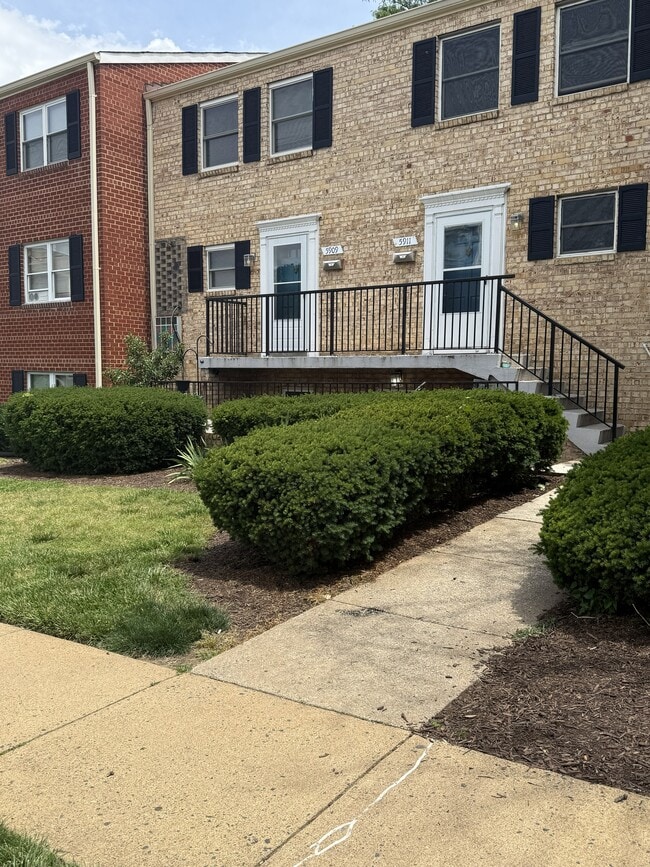 Building Photo - 5909 Mayflower Ct Unit Apartment