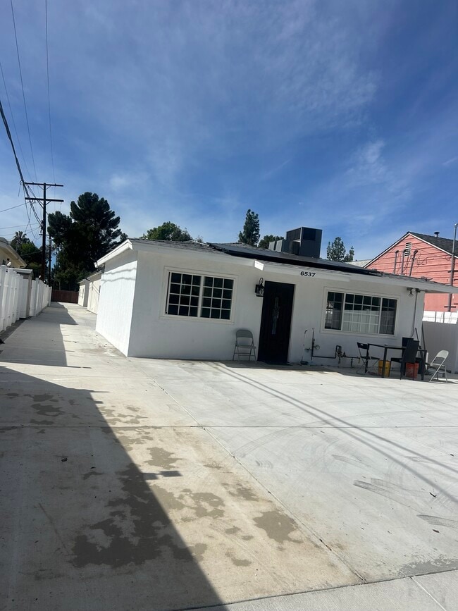 Photo - 6537 Valjean Ave Unit 6537 Valjean Ave van Nuys