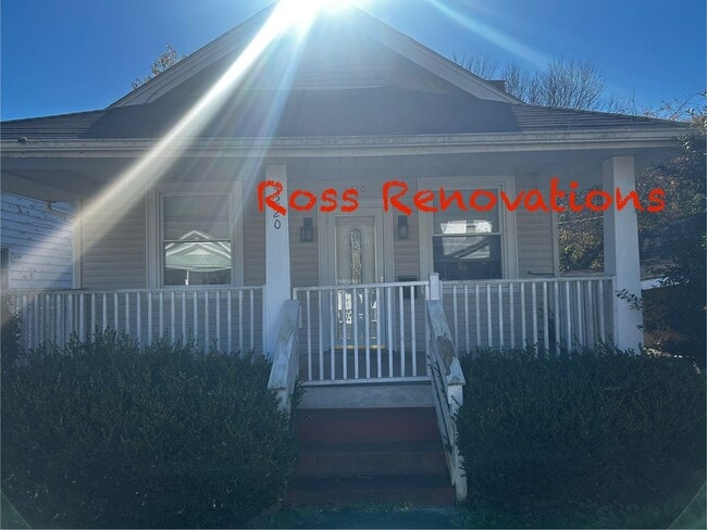 Building Photo - Close to Schools and Shopping