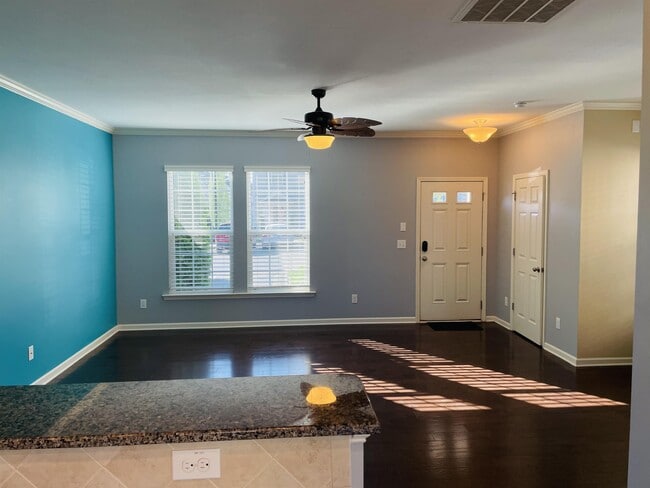 Photo - 408 Provincial St