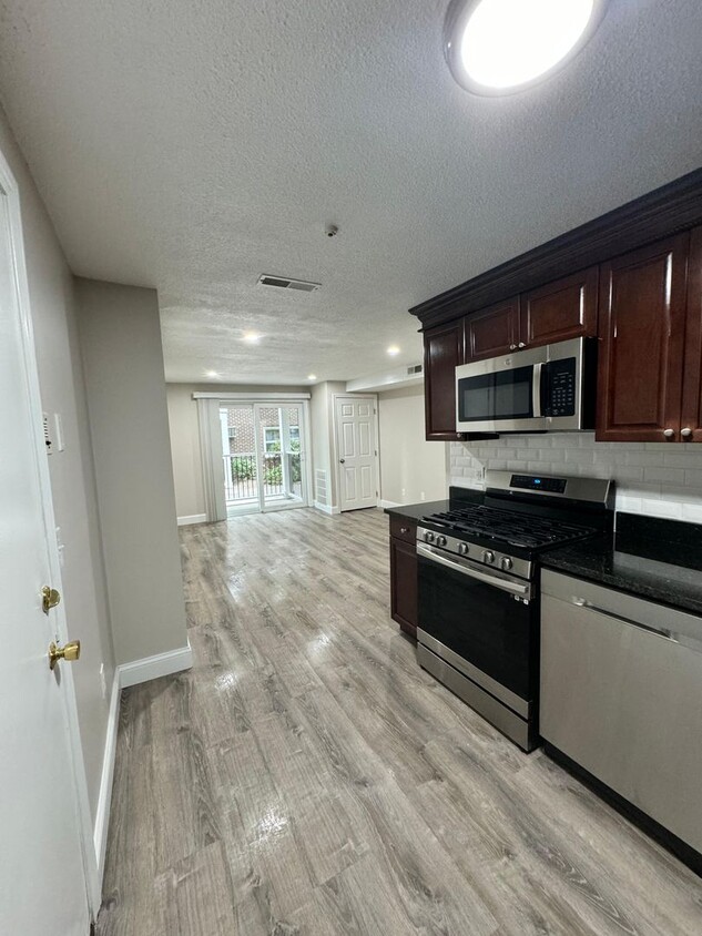 Beautiful 1st Floor Renovated 2 BR in Bill... - Beautiful 1st Floor Renovated 2 BR in Bill...