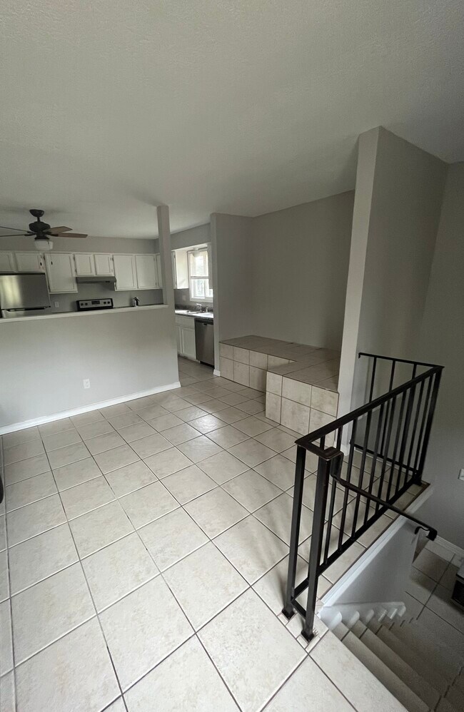 Sala de estar de la planta principal - 502 Sunnyside Ln