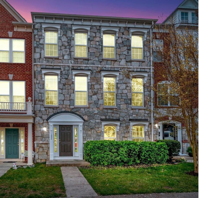 Building Photo - Beautiful Three Level Stone Front Townhouse