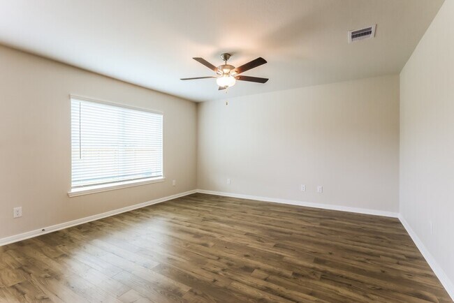 Photo - 400 Mustang Trot Dr