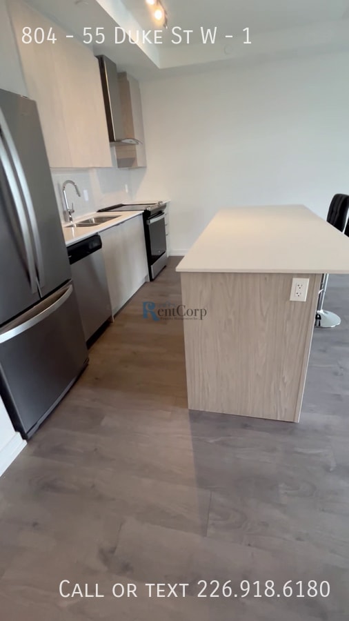 Photo - 55-855 Duke St W