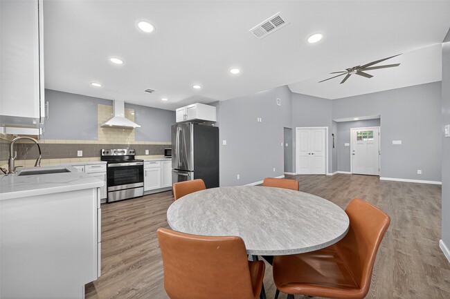 Building Photo - 10106 Shadow Pine Dr