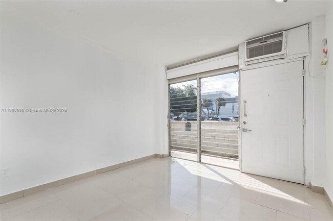 Photo - 1685 Jefferson Ave Unidad 3