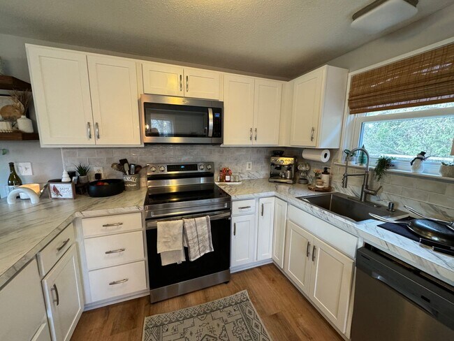 Photo - Charming 2 Bed, 1.5 Bath Raised Ranch (CUR...