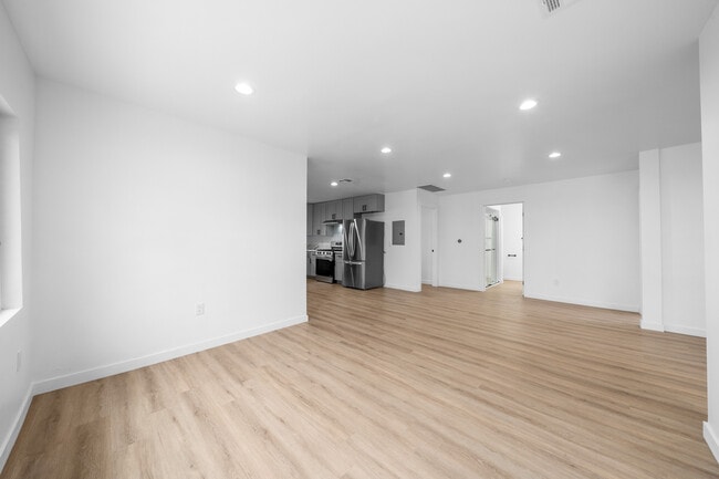 Photo - 1537 N Kingsley Dr