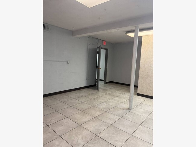 Photo - 1098 Main St