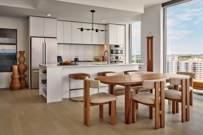 Building Photo - 700 River