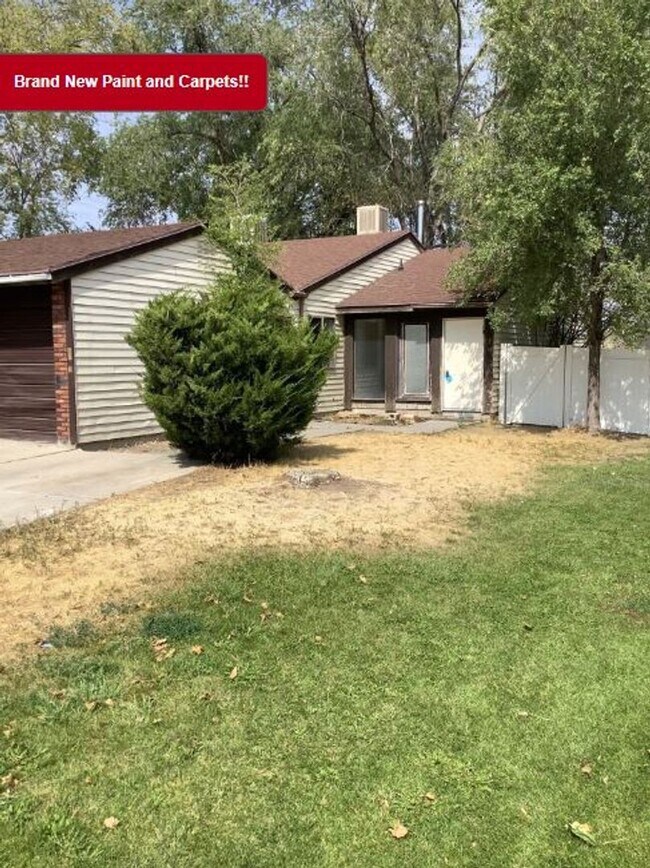 Building Photo - Duplex w Large Backyard + 1 car detached g...