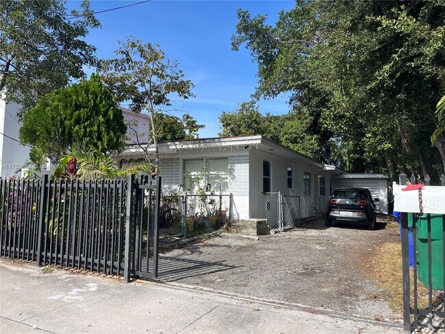 Building Photo - 241 NW 32nd St Unit Rear Rental