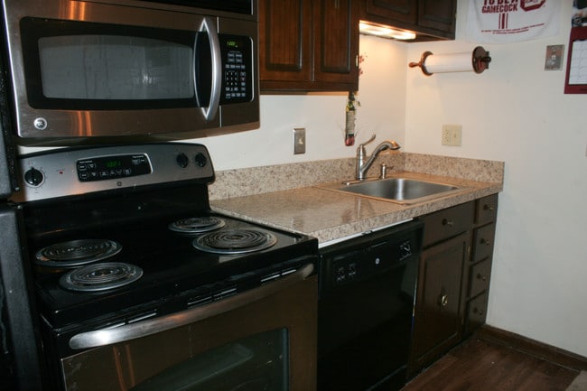 KITCHEN - 200 Arbor Dr Unidad C