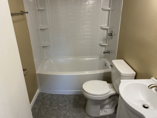 Photo - 1471 E State St