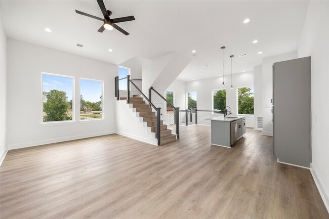 Building Photo - 947 Green Meadow Ln