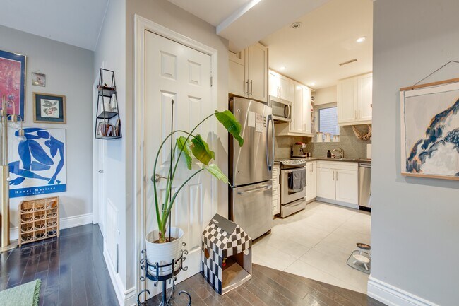 Photo - Prime Palmerstson Boulevard near Bloor Subway Station Unité 105A