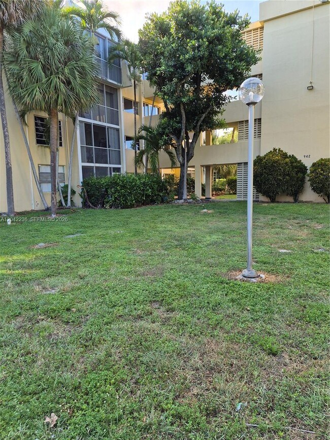 942 NE 199th St Unit 4G