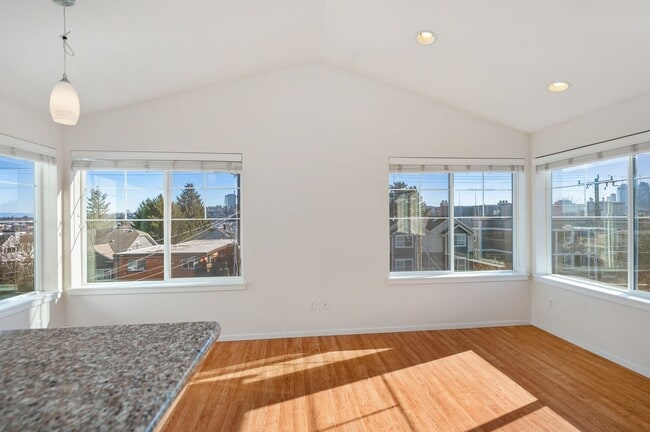 Building Photo - 1213 Townhomes Unit C