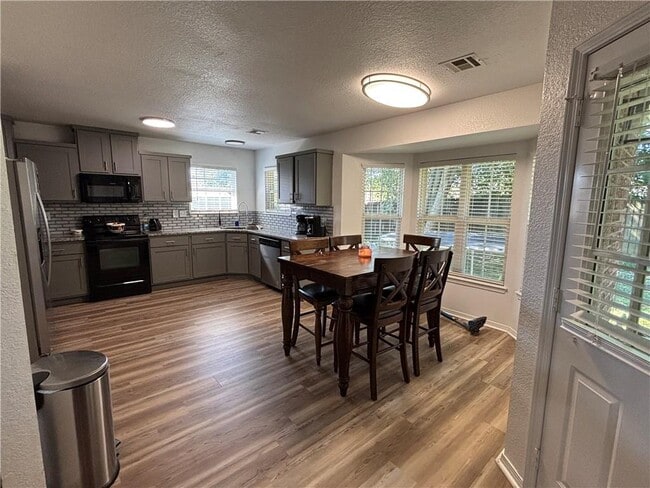 Photo - 431 Spicewood Trail