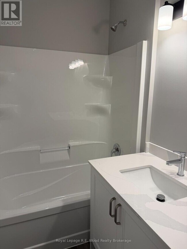 Photo - 335 John St S