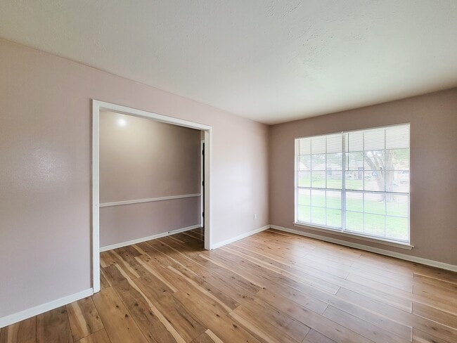 Photo - 2114 Yorktown Ct N