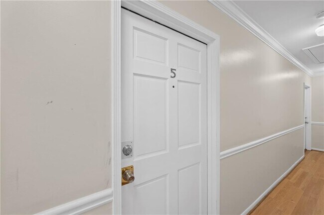 Building Photo - 11 Peachtree Hills Ave NE Unit B5