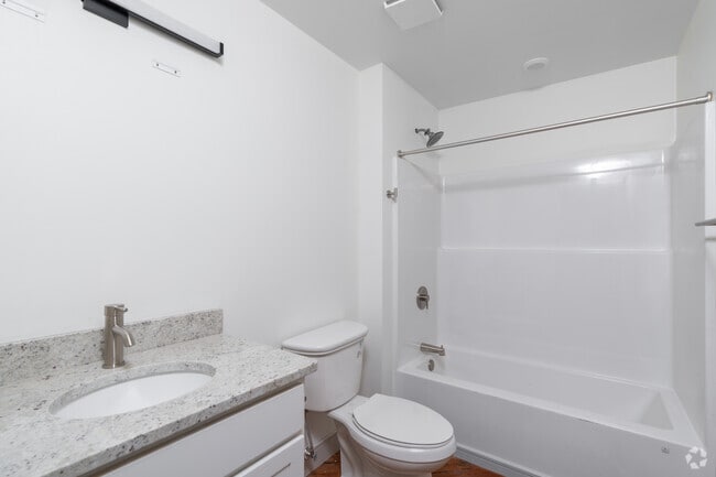 2BR, 1BA - 705SF - Bathroom
