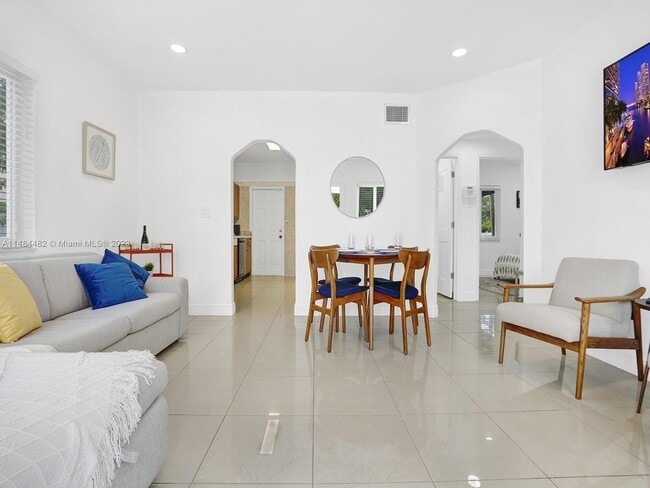 Photo - 2055 NE 140th St