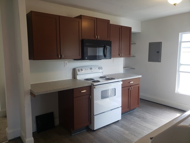 Building Photo - 255 Elmwood Ave Unit UPPER