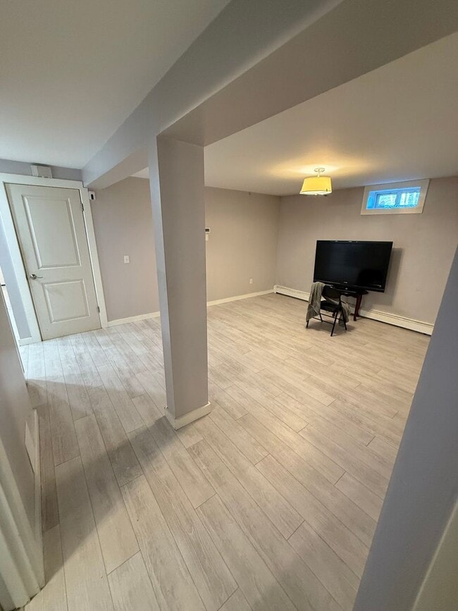 Dunbar Ave (121) - Dunbar Ave (121) Apartment Unit B