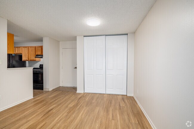 B2 1BR, 1BA - 740SF - Dining Room