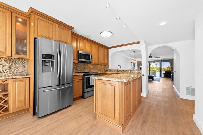 Building Photo - 1100 SE 5th Ct Unit 33