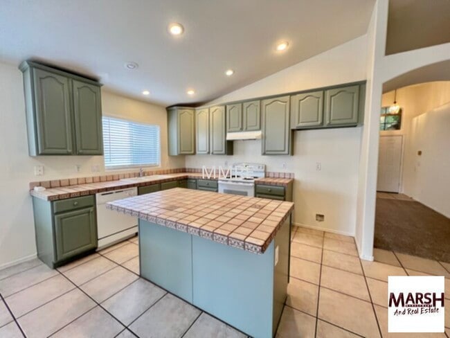 Photo - 4 bedrooms with lots of living space in Chandler!