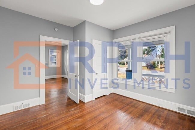 Photo - 1614 E 1st St