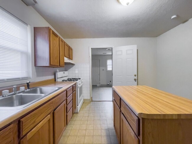 Photo - 525 W 8th St