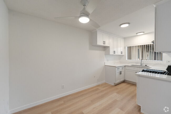 1BR, 1BA - 700SF - Dining Area
