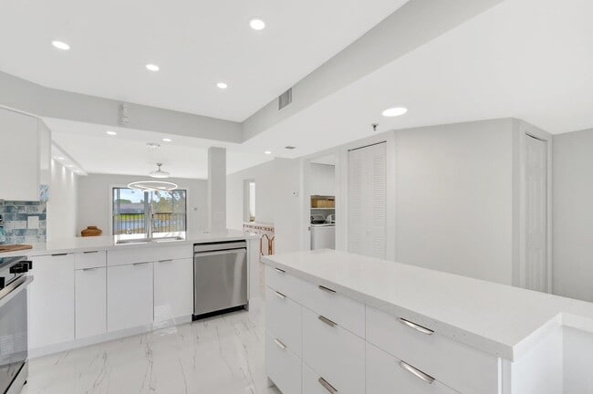 7240 Huntington Ln Unit 202